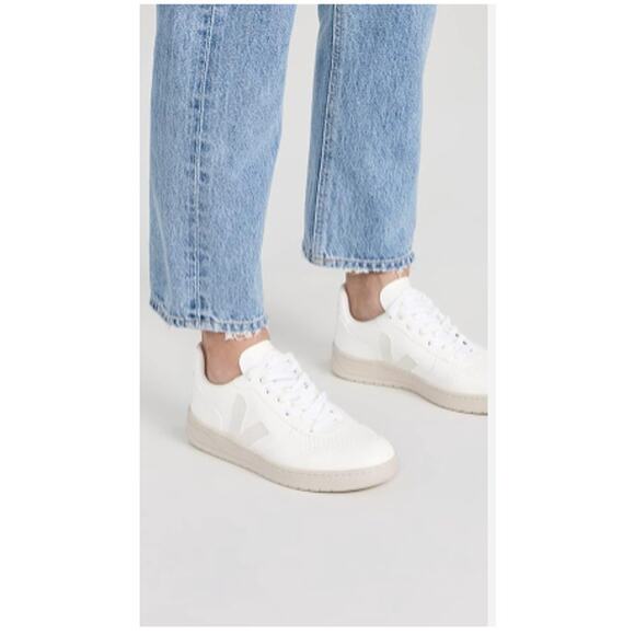 Veja Women's V-10 Sneakers in Extra White US Size 8 UK 39 New in Box - Picture 1 of 6